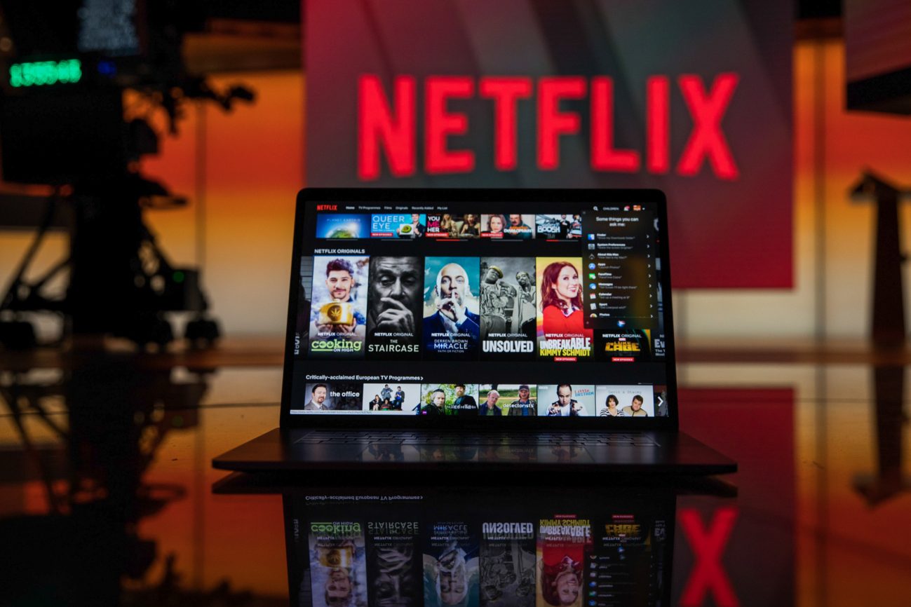 Netflix (NASDAQ: NFLX) Navigates Mixed Market: Growth, Analyst Ratings, and Future Projections