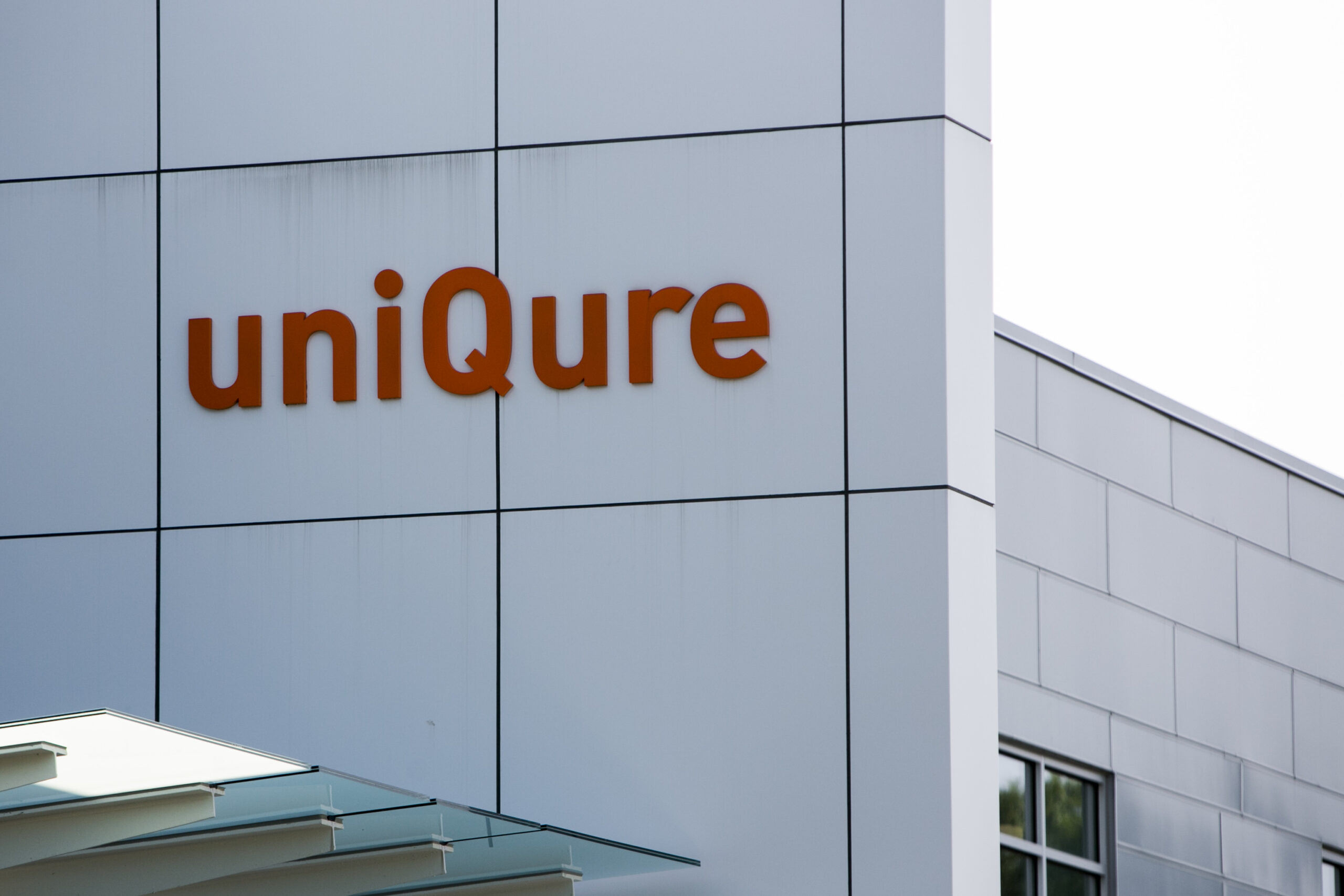 uniQure N.V. (NASDAQ:QURE) Surges on FDA Breakthrough for Huntington’s Disease Gene Therapy