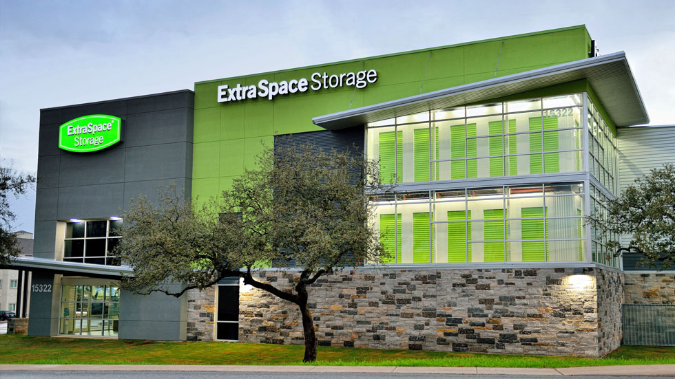 Extra Space Storage (NYSE:EXR): Analyst Ratings, Price Targets, and Leadership Transition for the Self-Storage REIT
